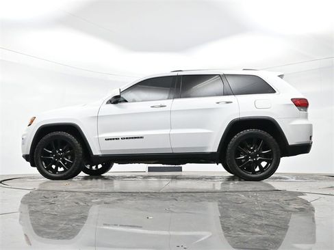 Used 2020 Jeep Grand Cherokee Laredo image 12
