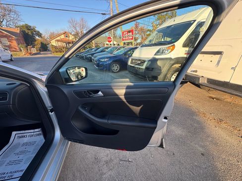 Used 2011 Volkswagen Jetta SE image 14