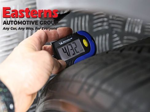 Used 2022 Volkswagen Tiguan SE w/ Panoramic Sunroof Package image 27