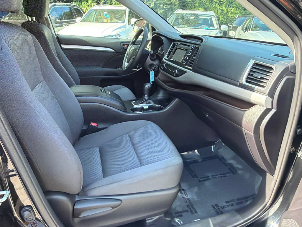 Used 2019 Toyota Highlander LE AWD/4WD image 10