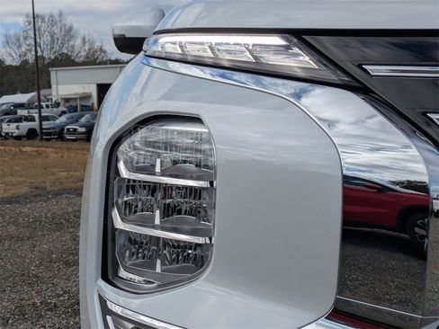 New 2026 Mitsubishi Outlander SE image 9