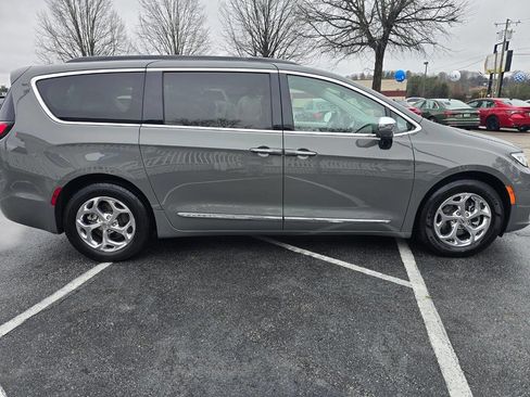 Used 2022 Chrysler Pacifica Limited image 7