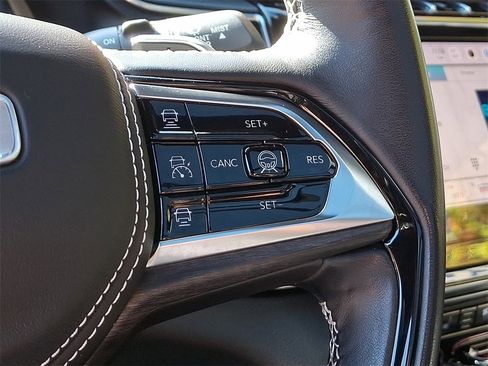 Used 2022 Jeep Grand Cherokee Overland w/ Adv Protech Group III image 24