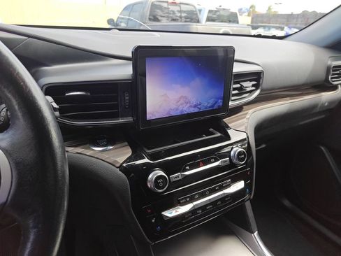 Used 2022 Ford Explorer Limited w/ Equipment Group 301A RWD image 11