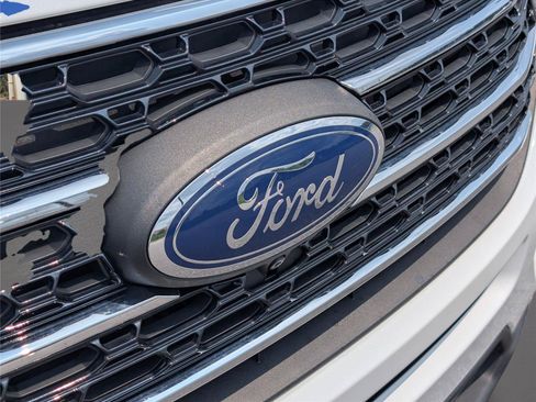 Used 2022 Ford Explorer XLT w/ Equipment Group 202A RWD image 4