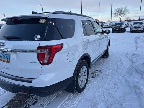 Used 2018 Ford Explorer XLT image 8