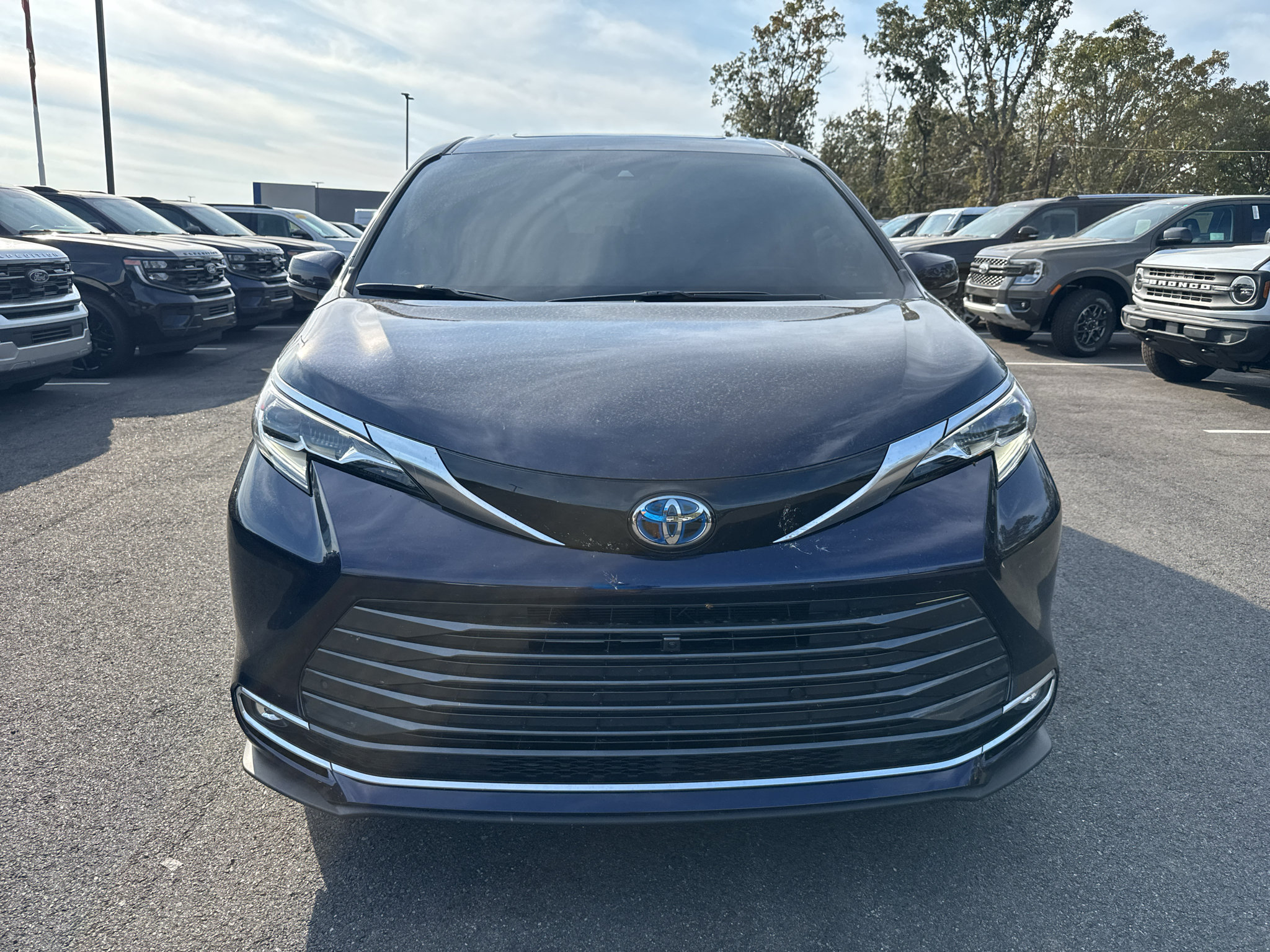 Used 2025 Toyota Sienna Platinum FWD image 2