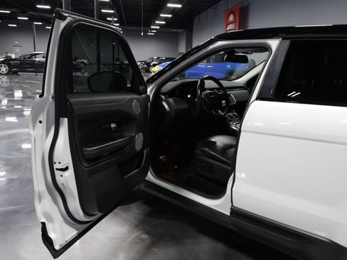 Used 2018 Land Rover Range Rover Evoque SE image 9