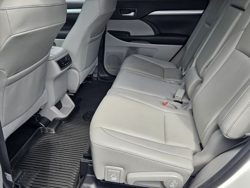 Certified 2019 Toyota Highlander XLE FWD image 11