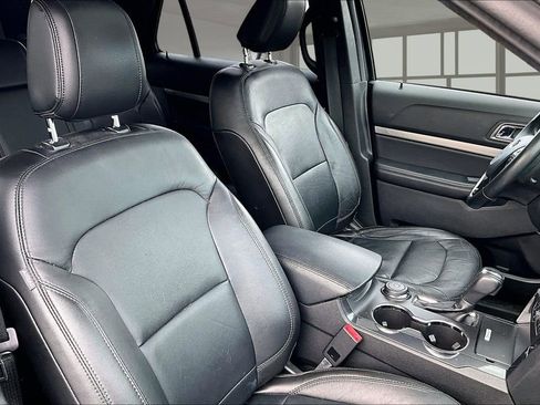 Used 2018 Ford Explorer XLT w/ Equipment Group 202A AWD/4WD image 8