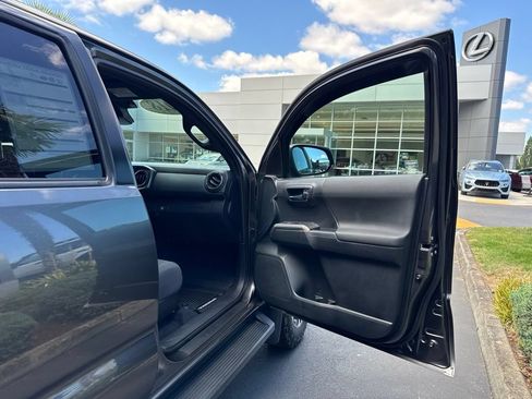 Used 2018 Toyota Tacoma TRD Sport AWD/4WD image 18