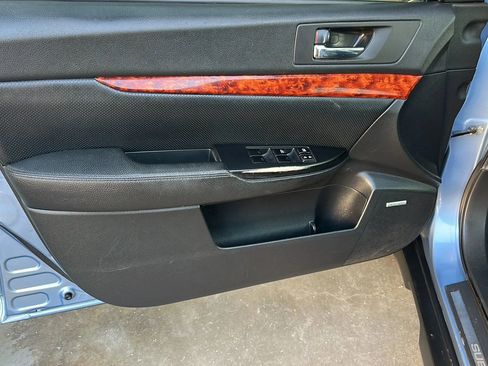 Used 2011 Subaru Outback 2.5i Limited image 2