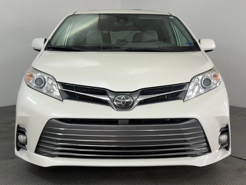 Used 2020 Toyota Sienna XLE w/ XLE Navigation Package FWD image 2