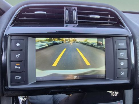 Used 2018 Jaguar F-PACE Premium image 23