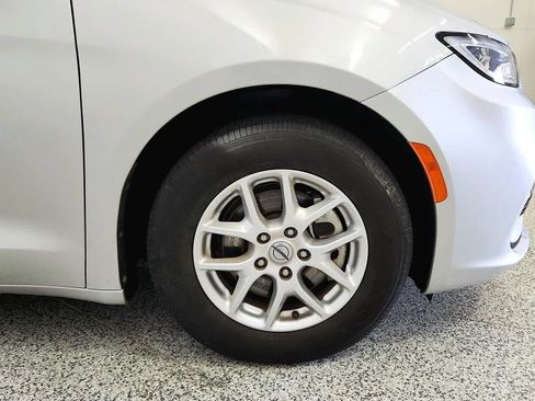 Used 2024 Chrysler Pacifica Touring-L FWD image 32