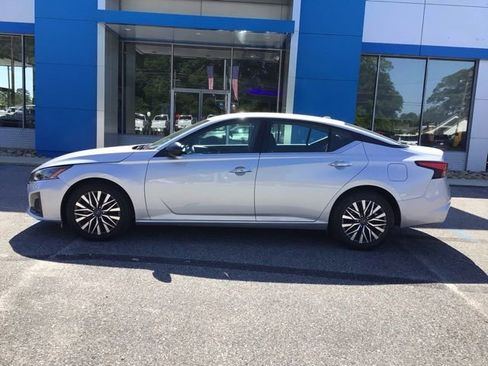 Used 2025 Nissan Altima 2.5 SV FWD image 2