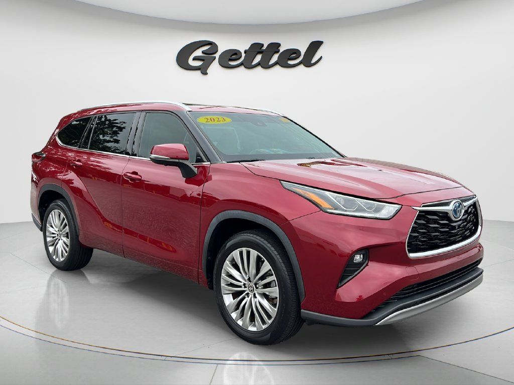 Used 2023 Toyota Highlander Platinum FWD image 3