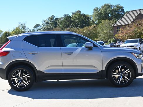 Used 2025 Volvo XC40 B5 Core image 10