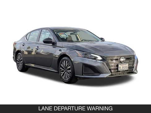 Used 2024 Nissan Altima 2.5 SV image 2
