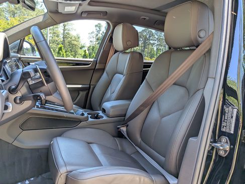 Certified 2025 Porsche Macan AWD/4WD image 5