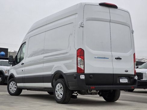 Used 2024 Ford E-Transit 148 High Roof image 18