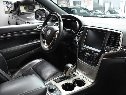 Used 2017 Jeep Grand Cherokee Overland image 25