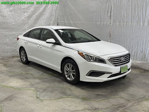 Used 2017 Hyundai Sonata SE FWD image 2