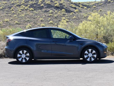 Used 2022 Tesla Model Y Long Range image 8
