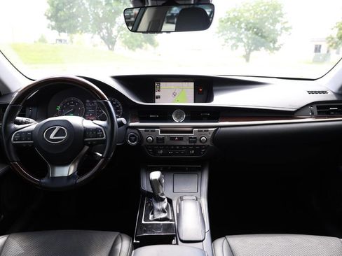 Used 2018 Lexus ES 300h w/ Navigation Package image 13