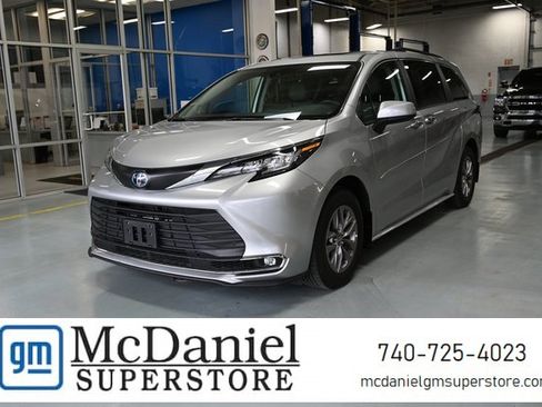 Used 2023 Toyota Sienna XLE image 1