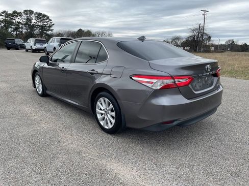 Used 2019 Toyota Camry LE image 3