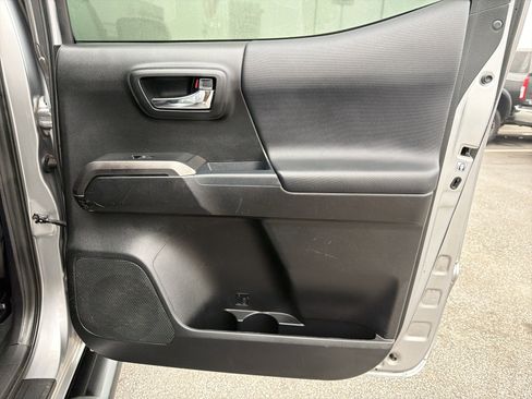 Used 2017 Toyota Tacoma TRD Sport image 17