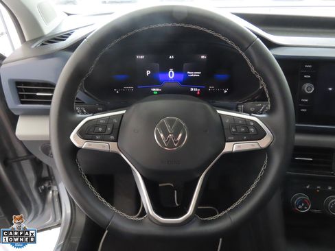 Used 2023 Volkswagen Taos SE w/ Panoramic Sunroof Package FWD image 16