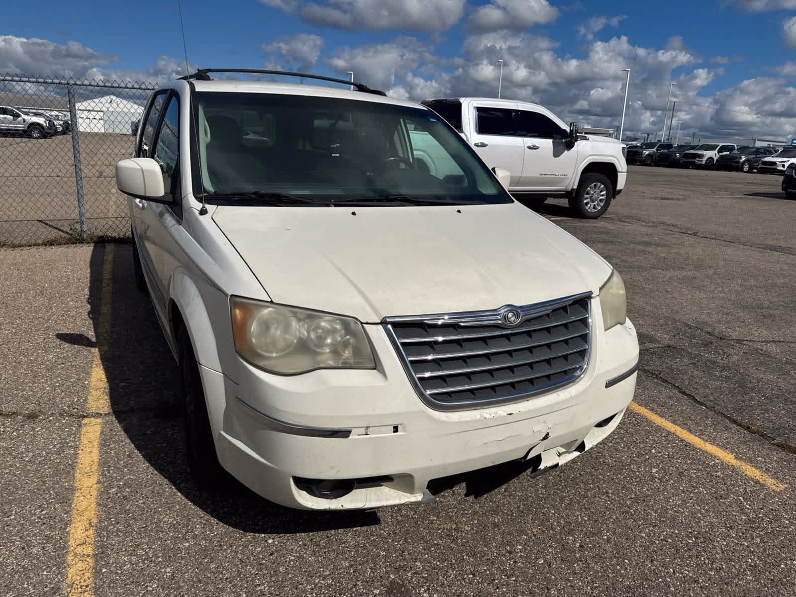 Used 2010 Chrysler Town & Country Touring FWD image 5