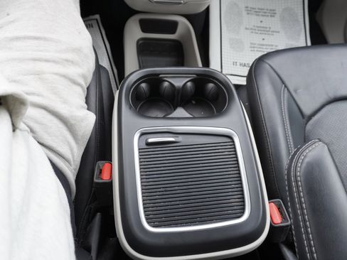 Used 2022 Chrysler Pacifica Touring-L image 30