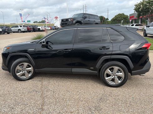 Used 2021 Toyota RAV4 XLE Premium AWD/4WD image 6