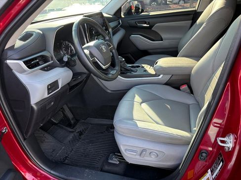Used 2022 Toyota Highlander XLE image 16