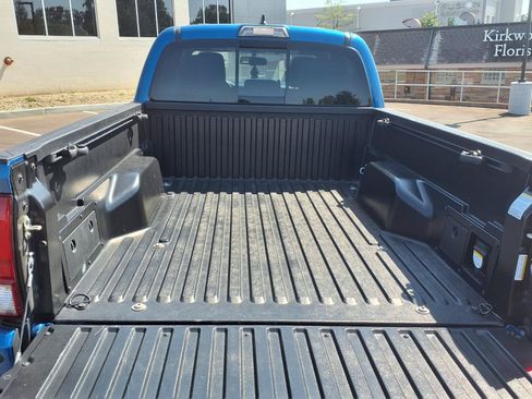 Used 2017 Toyota Tacoma TRD Sport AWD/4WD image 23