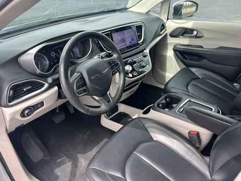 Used 2023 Chrysler Pacifica Touring-L FWD image 24