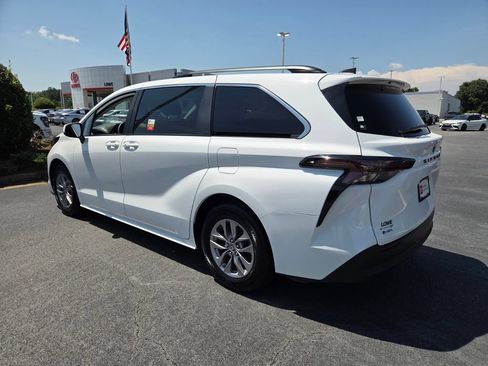 Used 2025 Toyota Sienna LE FWD image 9
