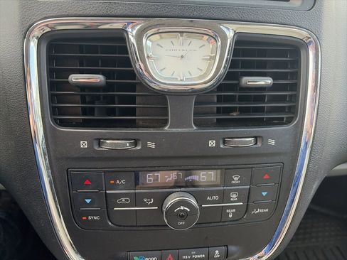 Used 2013 Chrysler Town & Country Touring FWD image 20