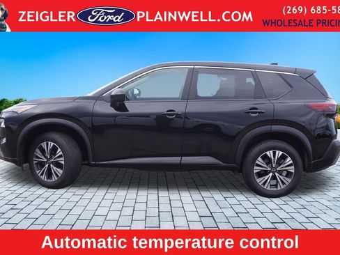 Used 2023 Nissan Rogue SV image 2