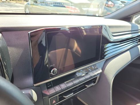 Used 2025 Toyota Camry SE w/ Convenience Package image 18