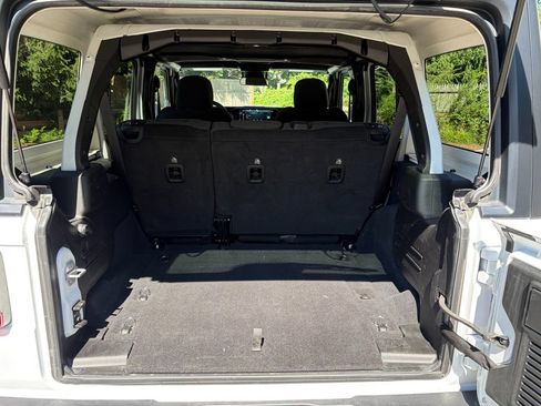 Used 2025 Jeep Wrangler Unlimited Rubicon AWD/4WD image 8