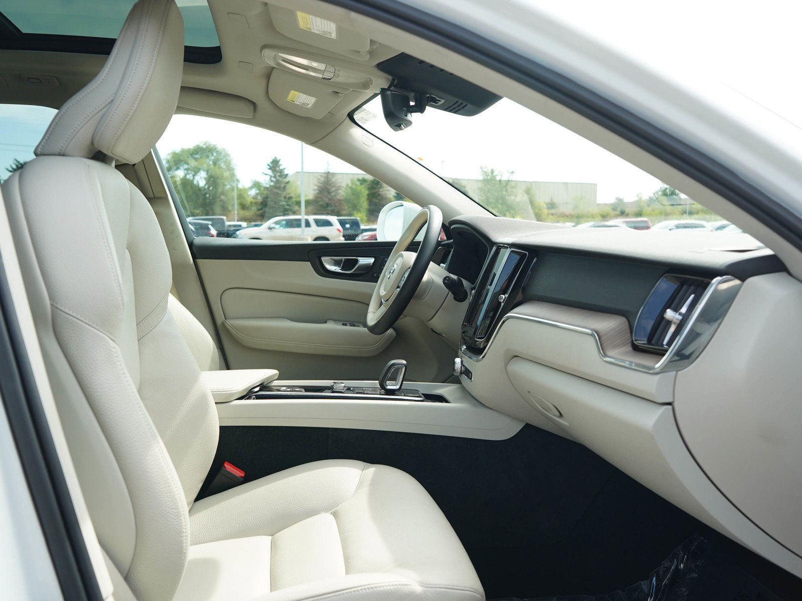 Used 2022 Volvo XC60 B5 Momentum AWD/4WD image 13