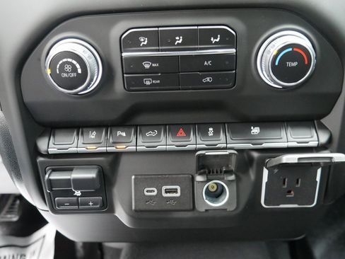 Used 2024 Chevrolet Silverado 2500 Custom w/ Custom Value Package image 17