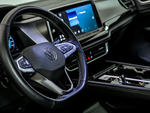 Certified 2025 Volkswagen Atlas Cross Sport SE FWD image 14