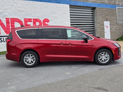 New 2027 Chrysler Pacifica Select FWD image 8