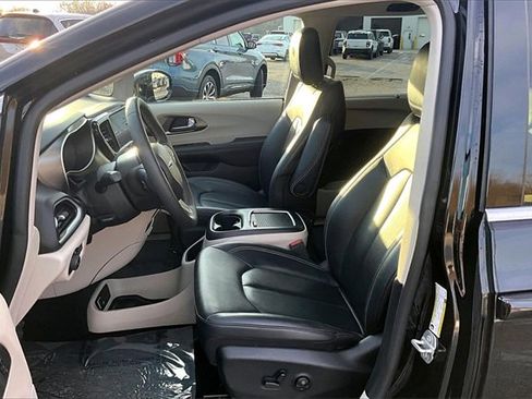 Used 2024 Chrysler Pacifica Touring-L image 25