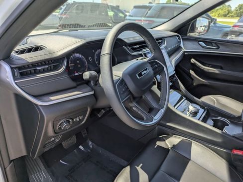 Used 2025 Jeep Grand Cherokee Limited AWD/4WD image 15